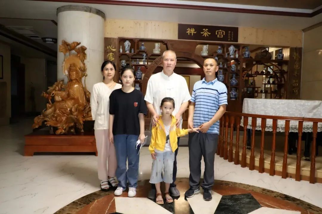 我們是父母實現心愿、寄托希望的神燈嗎？