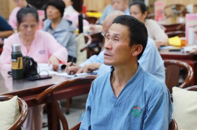 常年身心乏累，女兒帶我來到爸媽在線后大變樣